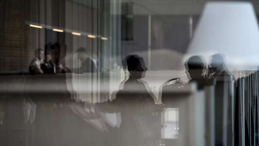 simbolična fotografija - poslovneži - politiki - gospodarstveniki - - 14.10.2014 - 9. Vrh slovenskega gospodarstva 2014 v organizaciji GZS pod naslovom "Kako do uspeĹˇnejĹˇe Slovenije?" - diskutirali o prednostnih ukrepih, ki bi lahko pripomogli k ekonomski osamosvojitvi Slovenije oz. Gospodarski memorandum o prioritetah,   //FOTO: Luka Cjuha / Foto: Luka Cjuha