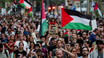 A demonstrator holds up a sign reading "Free Palestine" during a protest in support of Palestinians, in Barcelona, Spain, September 18, 2025. REUTERS/Bruna Casas