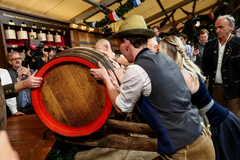 People bring in the first beer barrel to the Schottenhamel tent, on the day of the official opening of the 190th Oktoberfest, the world's largest beer festival in Munich, Germany, September 20, 2025. REUTERS/Maryam Majd TPX IMAGES OF THE DAY