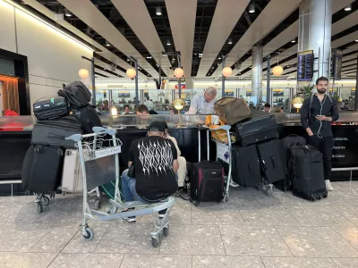 20 September 2025, United Kingdom, London: People wait at Terminal 4 of London Heathrow Airport after flights were delayed and cancelled due to an alleged cyberattack on a service provider for check-in and boarding systems. Airports in London, Brussels and Berlin reported delays and disruptions linked to the issue affecting Collins Aerospace. Photo: Maja Smiejkowska/PA Wire/dpa