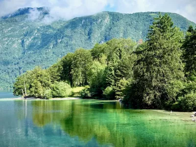 Danes bo čudovit dan, kot nala&scaron;č za izlet na morje ali ob kak&scaron;no jezero. 