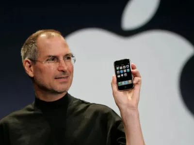 Steve Jobs, k ije vodil podjetje Apple, je takole predstavil novo napravo. / Foto: Ap/dokumentacija