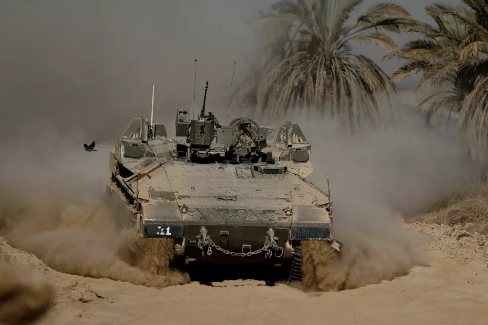 An Israeli armoured personnel carrier (APC) manoeuvres on Israeli side of the Israel-Gaza border, in Israel, September 21, 2025. REUTERS/Amir Cohen   TPX IMAGES OF THE DAY