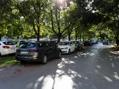 - nepravilno parkirana vozila v &Scaron;tepanjskem naselju,- 19.09.2025. - Civilna iniciativa Info točka &Scaron;tepanjsko naselje, kjer zbirajo informacije o zadovoljstvu bivanja v &Scaron;tepanjskem naselju v Ljubljani.//FOTO: Bojan Velikonja