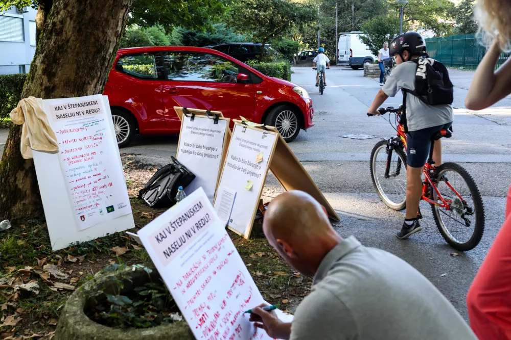 - 19.09.2025. - Civilna iniciativa Info točka &Scaron;tepanjsko naselje, kjer zbirajo informacije o zadovoljstvu bivanja v &Scaron;tepanjskem naselju v Ljubljani.//FOTO: Bojan Velikonja