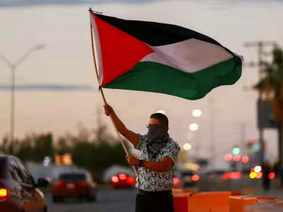 A man holds a Palestinian flag as he attends a demonstration in support of Palestinians and the Global Sumud Flotilla, amid the ongoing conflict in Gaza, outside the U.S. Consulate in Ciudad Juarez, Mexico, September 20, 2025. REUTERS/Jose Luis Gonzalez
