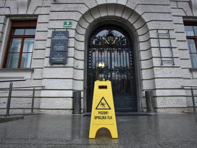 simbolična fotografija - Vrhovno sodi&scaron;če RS, Tavčarjeva 9 - opozorilna tabla - pozor spolzka tla//FOTO: Tomaž Skale