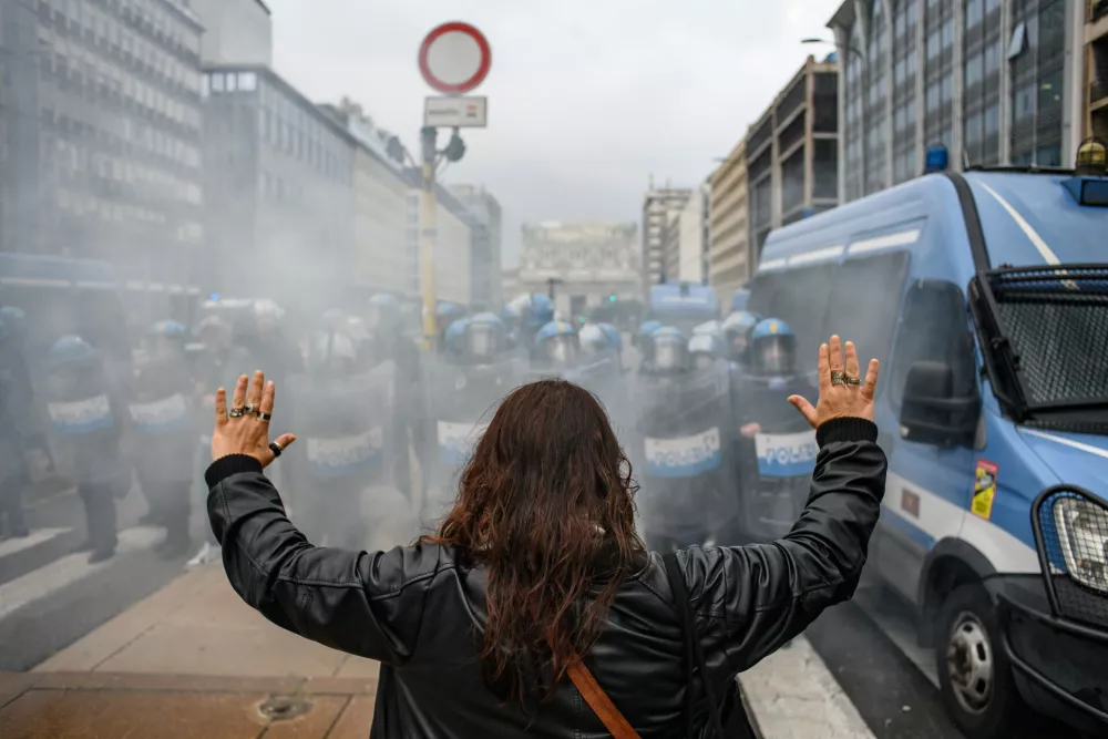 22 September 2025, Italy, Milan: A demonstrator confronts police forces during clashes at a pro-palestine demonstration in Milan. A nationwide strike in solidarity with the people of Gaza caused disruptions across Italy on Monday. Photo: Claudio Furlan/LaPresse via ZUMA Press/dpa