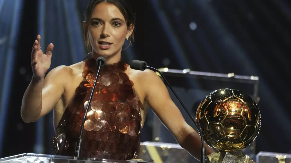 Barcelona's Aitana Bonmat&iacute; receives the 2025 Women's Ballon d'Or during the 69th Ballon d'Or awards ceremony at the Theatre du Chatelet in Paris, Monday, Sept. 22, 2025. (AP Photo/Thibault Camus)