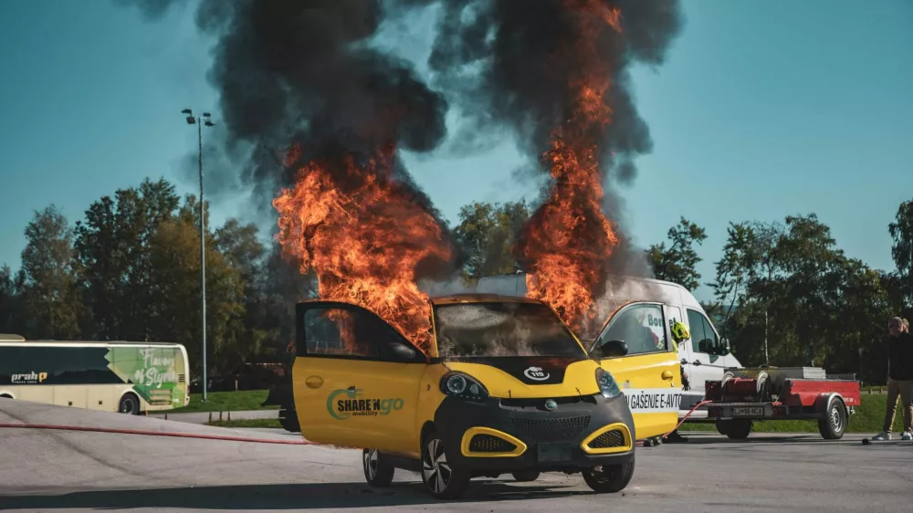 požar električni avto