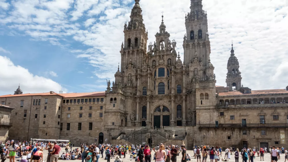 Santiago de Compostela se sooča z nara&scaron;čajočim pritiskom množičnega turizma. F iStock