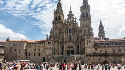 Santiago de Compostela se sooča z nara&scaron;čajočim pritiskom množičnega turizma. F iStock