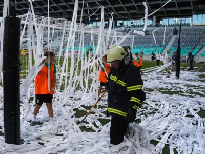 - Metanje papirnatih rol na igri&scaron;če s starni navija&scaron;ke skupine Green Dragons,- 19.09.2025. - Nogomet NK Olimpija - NK BRAVO.//FOTO: Bojan Velikonja