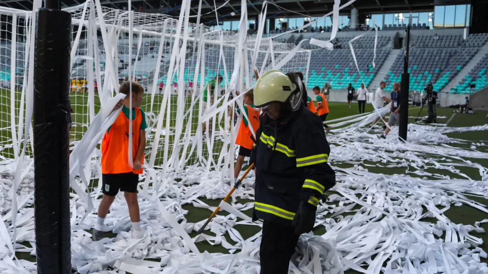 - Metanje papirnatih rol na igri&scaron;če s starni navija&scaron;ke skupine Green Dragons,- 19.09.2025. - Nogomet NK Olimpija - NK BRAVO.//FOTO: Bojan Velikonja