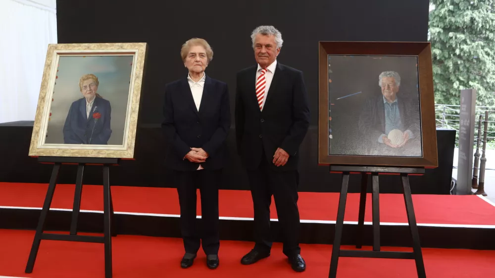 Julijana Žibert in prof. Janez Koželj09.05.2024 - slavnostna seja mestnega sveta Mestne občine Ljubljana ob mestnem prazniku, na kateri bo župan Zoran Janković podelil najvi&scaron;ja priznanja mestaFOTO: Luka Cjuha