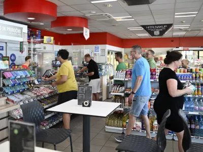 PETROL trža&scaron;kabencinska črpalkahiphop trgovina29.06.2025 - Nakupovanje ob nedeljah in praznikih, odprte trgovine. FOTO: Nik Erik Neubauer