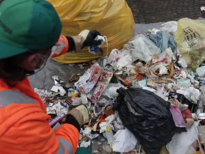 odpadki, odvržena - zavržena hrana - - 05.12.2014 - delavnica Zadruge Buna in javnega podjetja Snaga Ljubljana z naslovom Obrnimo zabojnike v okviru katerega so pregledovali ljubljanske zabojnike in si ogledali, kaj vse Slovenci vržemo v smeti;,  //FOTO: Luka Cjuha.