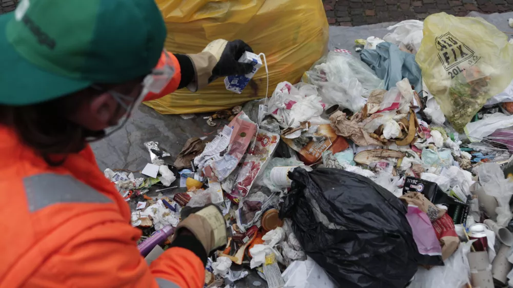 odpadki, odvržena - zavržena hrana - - 05.12.2014 - delavnica Zadruge Buna in javnega podjetja Snaga Ljubljana z naslovom Obrnimo zabojnike v okviru katerega so pregledovali ljubljanske zabojnike in si ogledali, kaj vse Slovenci vržemo v smeti;,  //FOTO: Luka Cjuha.