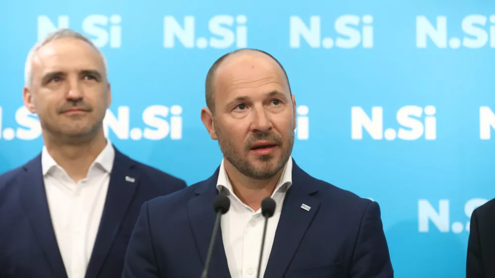 Jernej Vrtovec in Janez Cigler Kralj 01.08.2025 - novinarska konferenca pred prihajajočo 25. obletnico delovanja NSi, na kateri bo vodstvo NSi na čelu s podpredsednikom in vodjo poslanske skupine Janezom Ciglerjem Kraljem, podpredsednikom in poslancem Jernejem VrtovcemFoto: Luka Cjuha