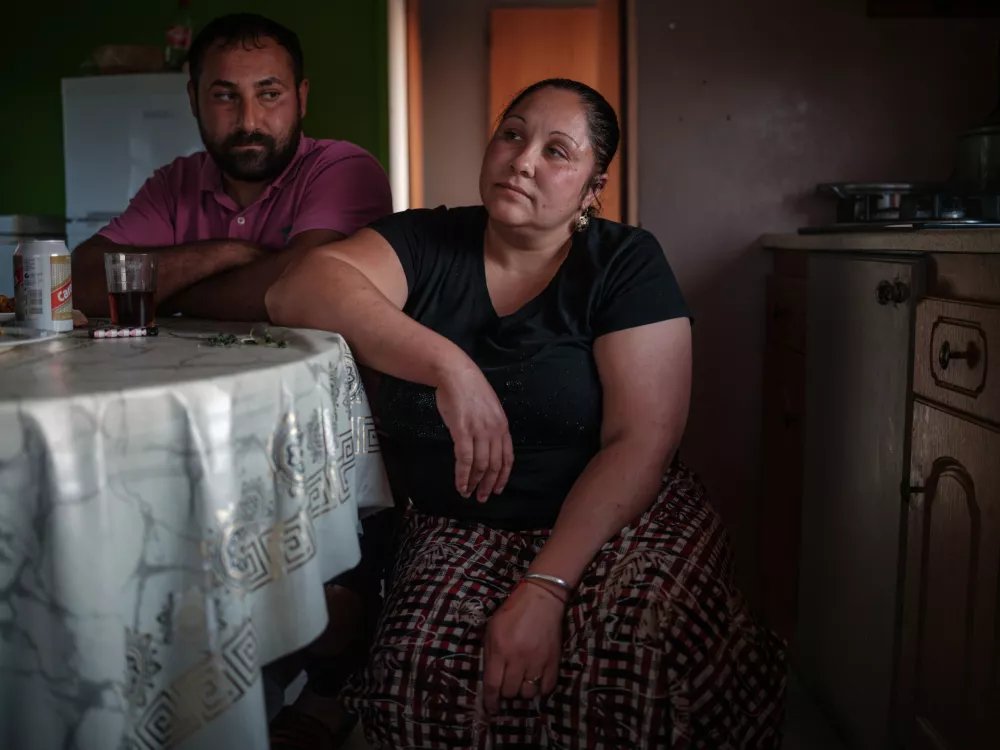 Ionuț Mihai in njegova sestra Mihaela sta sezonska delavca na kmetiji v Verlainu v Belgiji, kjer pobirata jagode. Njuno delo je neprijavljeno. Živita v prikolici ob sadovnjaku hru&scaron;k.  / Foto: Cosmin Bumbuț