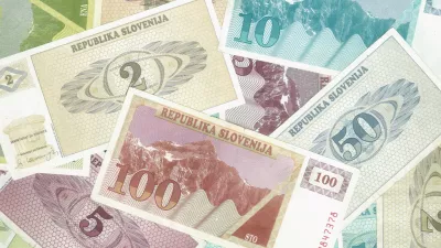 Za&Auml;Ťasni tolarji republike Slovenije - 8.10.1991 je Banka Slovenije izro&Auml;Ťila v obtok bone, ki so se uporabljali kot za&Auml;Ťasni denar./ izvorno ime datoteke: tolarski_boni_2_foto_bojans.jpg/Ĺ&nbsp;tefan&Auml;Ťi&Auml;Ť Bojan / Foto: Ĺ&nbsp;tefan&Auml;Ťi&Auml;Ť Bojan