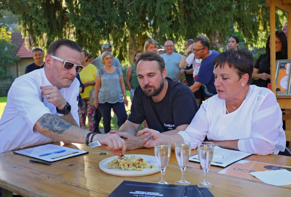 Strokovna komisija oku&scaron;a grenadir mar&scaron;.   / Foto: Matjaž Kirn