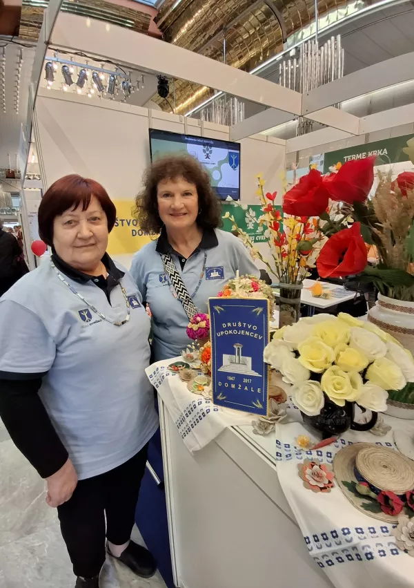 Marija Radkovič, podpredsednica dru&scaron;tva upokojencev Domžale in njena 'desna roka' Sonja sta nanizali &scaron;tevilne dejavnosti, ki jih imajo člani njihovega dru&scaron;tva. Veliko zanimanje je tudi za učenje digitalnih ve&scaron;čin. / Foto: Meta Černoga