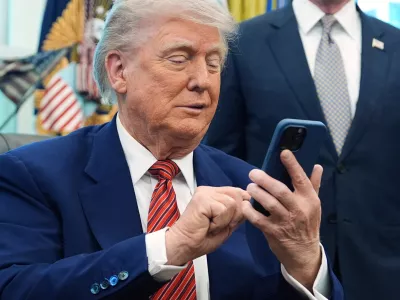 FILE - President Donald Trump silences his mobile phone in the Oval Office of the White House, May 23, 2025, in Washington. (AP Photo/Evan Vucci, File) / Foto: Evan Vucci