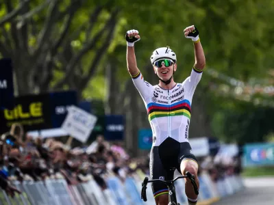 05 October 2025, France, Valence: Slovenian cyclist Tadej Pogacar celebrates as he wins the the men's Elite Road Race at the European Cycling Championship 2025 near Valence. Photo: Jeff Pachoud/AFP/dpa / Foto: Jeff Pachoud