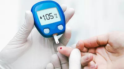 Doctor making blood sugar test in clinic for diabetes. Drop of blood on the finger / Foto: Simpson33