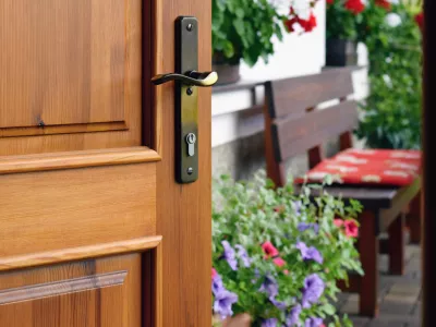 Oh, kje so časi, ko smo vrata pu&scaron;čali odklenjena. / Foto: Istock