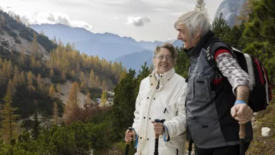 Serene Senior Couple Taking a Break on Hiking Trail in Beautiful Autumn Mountains / Foto: Robert Pavsic