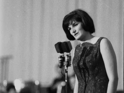 Slovenska popevka na gospodarskem razstavi&scaron;ču v Ljubljani 1964.  pevka Elda Viler. hrani muzej novej&scaron;e zgodovine Slovenije / Foto: Edi &scaron;elhaus