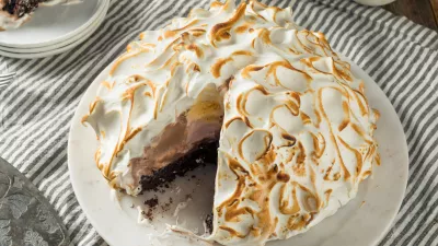 Homemade Toasted Baked Alaska with Chocolate Berry Vanilla Ice Cream / Foto: Bhofack2
