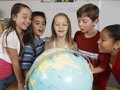 Group of pupils looking at globe, globus, učenci, &scaron;ola / Foto: Ipggutenbergukltd