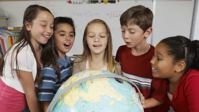 Group of pupils looking at globe, globus, učenci, &scaron;ola / Foto: Ipggutenbergukltd