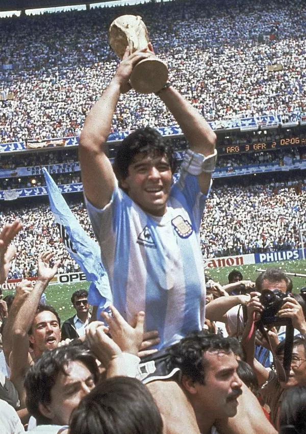 Fotografija iz leta 1986, ko je z Argentino osvojil naslov svetovnega prvaka, je ena najslavnej&scaron;ih &scaron;portnih vseh časov. / Foto: Ap