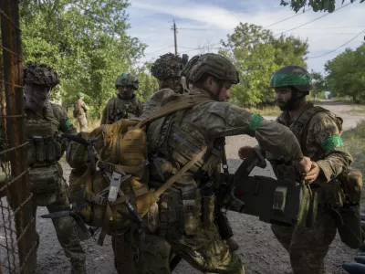 Ukrainian servicemen unload an autonomous vehicle close to the front line near Kostiantynivka, Ukraine, on Wednesday, Sept. 10, 2025. (AP Photo/Alex Babenko) / Foto: Alex Babenko