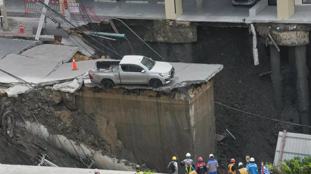 Damage is seen after a road collapse near Vajira Hospital in Bangkok Thailand, Wednesday, Sept. 24, 2025. (AP Photo/Sakchai Lalit)