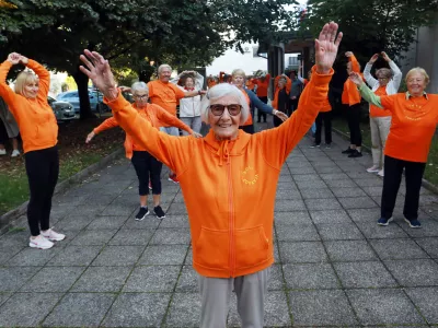 Ima sto let, a vsako jutro začne s telovadbo. Navdihuje vse okoli sebe