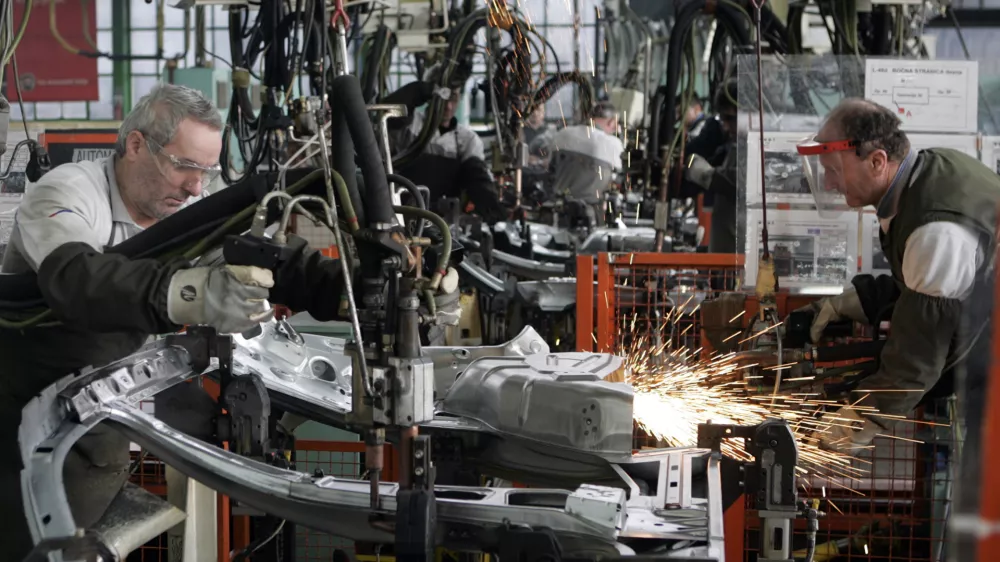 Employees work on an assembly line at a Fiat factory in the central Serbian town of Kragujevac, some 120 km (75 miles) south of Belgrade, March 18, 2010. Italy's Fiat has invested 100 million euros out of 700 million euros pledged in Fiat Automobili Srbija, a venture co-held by the Serbian government, designed to establish a car production base in the heart of the EU-hopeful country. REUTERS/Ivan Milutinovic (SERBIA - Tags: BUSINESS TRANSPORT)