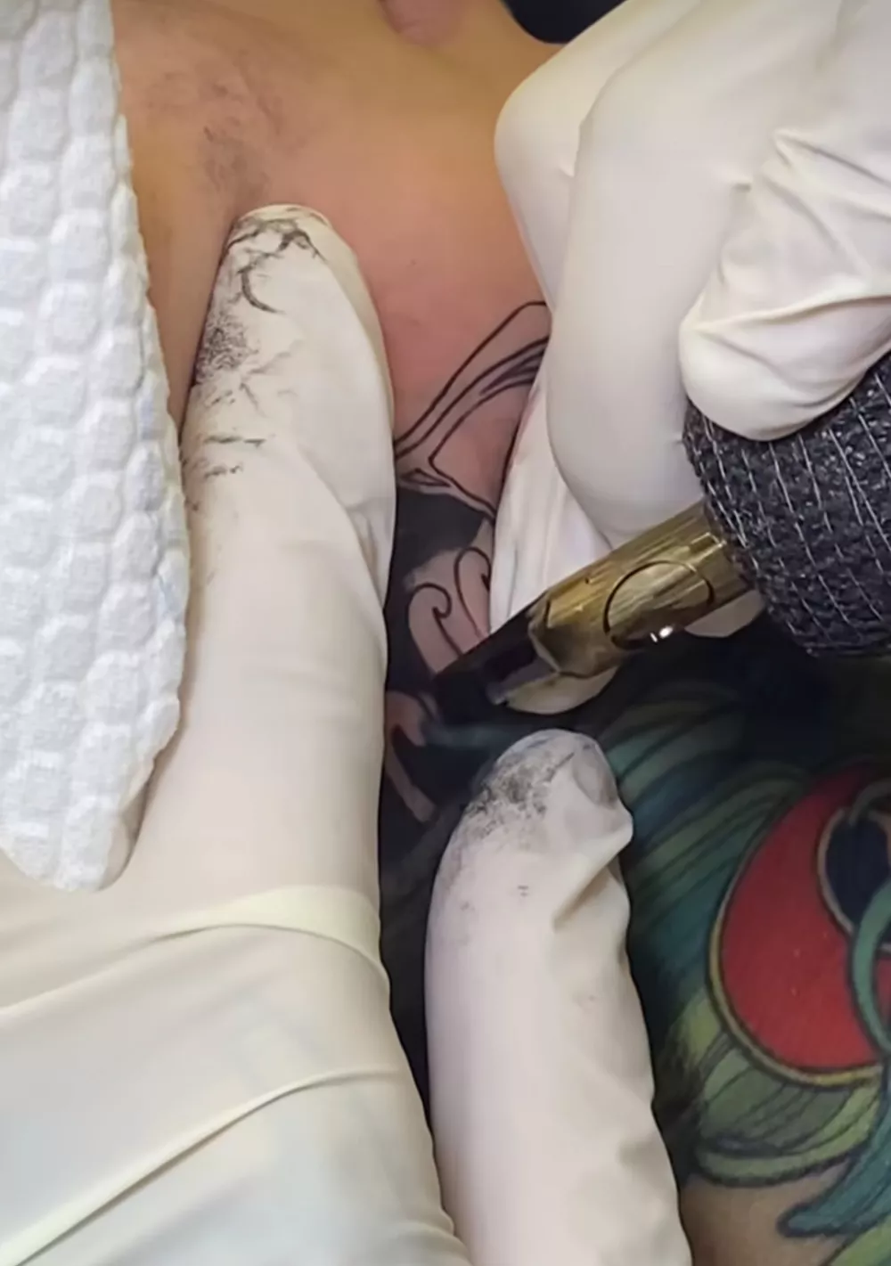 Umetnikom večinoma dovolijo, da po plačilu globe nadaljujejo delo. Foto: Red Waikiki