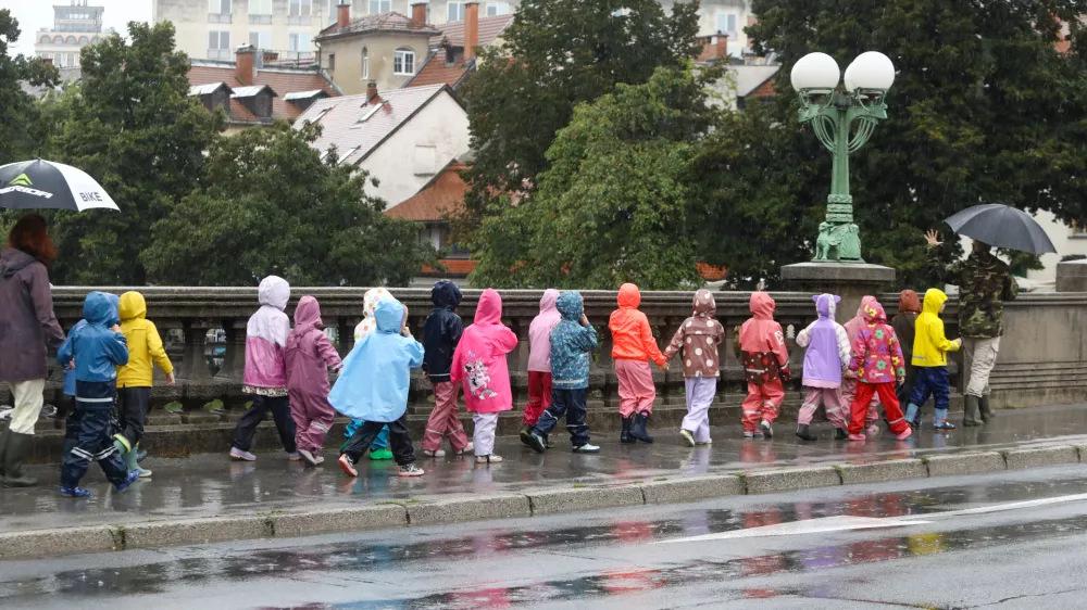 Vremenska slika12.09.2024 - Dež - Deževje v Ljubljani - otroci - dežni pla&scaron;čFoto: Luka Cjuha