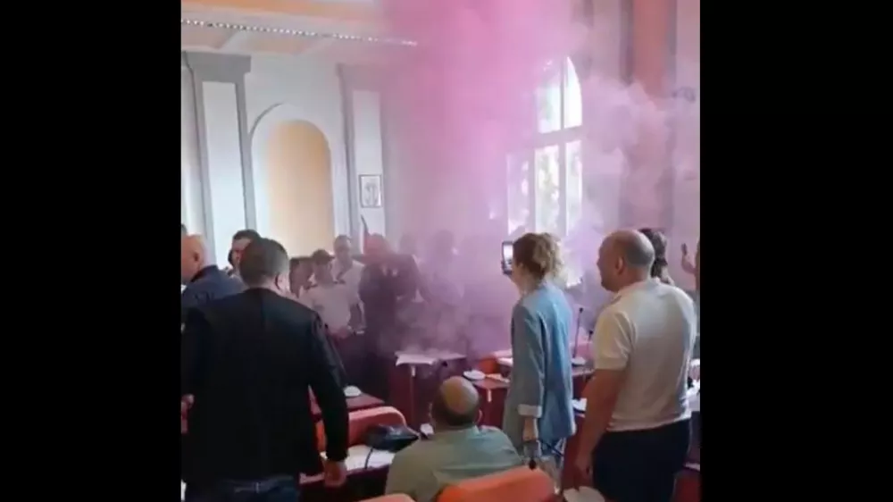 Zaječar, &scaron;tala, dimna bomba. Vir: X, zajem zaslona