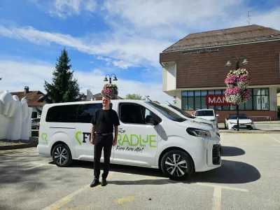 Novinarska konferenca Obcine Radlje ob Dravi ob evropskem dnevu brez avtomobila, na kateri so predstavili prve rezultate projekta FURA Radlje.Zupan Obcine Radlje ob Dravi Alan Bukovnik ob elektricnem kombiju iz projekta Fura Radlje.