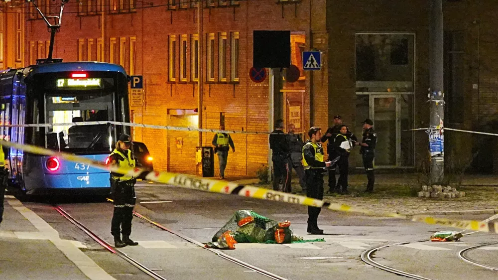 Emergency services work at the scene after Norwegian police said they were investigating a blast on a street in central Oslo and later conducted a controlled detonation of a second explosive device found on the site, in Norway, September 23, 2025. Terje Pedersen/NTB/via REUTERS  ATTENTION EDITORS - THIS IMAGE WAS PROVIDED BY A THIRD PARTY. NORWAY OUT. NO COMMERCIAL OR EDITORIAL SALES IN NORWAY.