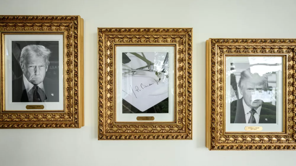 Namesto Bidnovega portreta pri vhodu v Belo hi&scaron;o visi stroj, ki podpisuje Bidnove podpise.