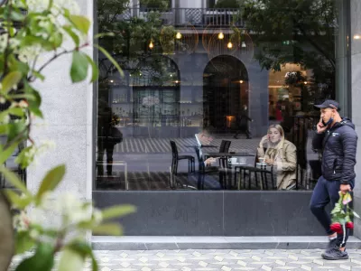 Kavarna Hotela Slon.- 12.05.2021 &ndash; Epidemija koronavirus covid-19 - zaradi izbolj&scaron;anja epidemiolo&scaron;kih razmer dovoljeno opravljanje gostinske dejavnosti priprave in strežbe jedi in pijač tudi v notranjosti gostinskih obratov. //FOTO: Bojan Velikonja / Foto: Bojan Velikonja