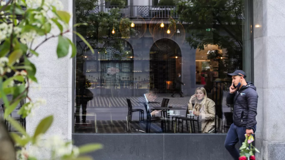 Kavarna Hotela Slon.- 12.05.2021 &ndash; Epidemija koronavirus covid-19 - zaradi izbolj&scaron;anja epidemiolo&scaron;kih razmer dovoljeno opravljanje gostinske dejavnosti priprave in strežbe jedi in pijač tudi v notranjosti gostinskih obratov. //FOTO: Bojan Velikonja / Foto: Bojan Velikonja