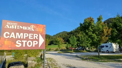 Kaos na posestvu nekdanje Lipe, na črno zaračunavajo tudi parkirnino